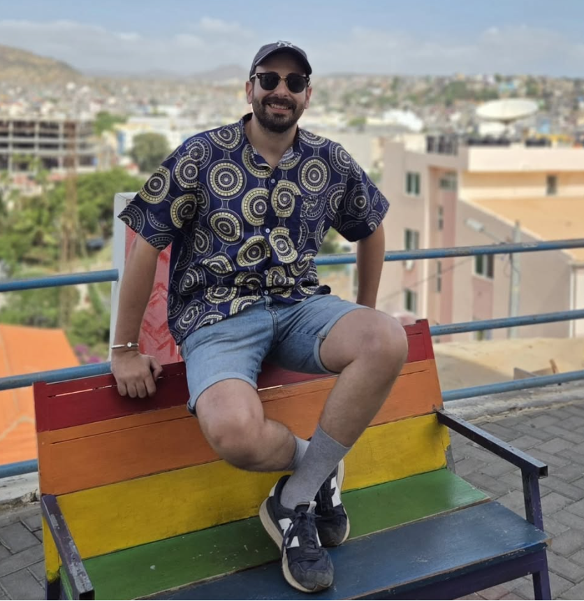 Juangui durante un viaje con un look colorido