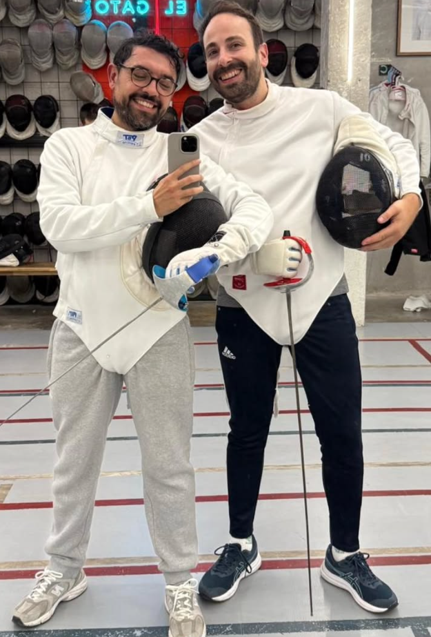 Ismaely y Juangui en una clase de esgrima