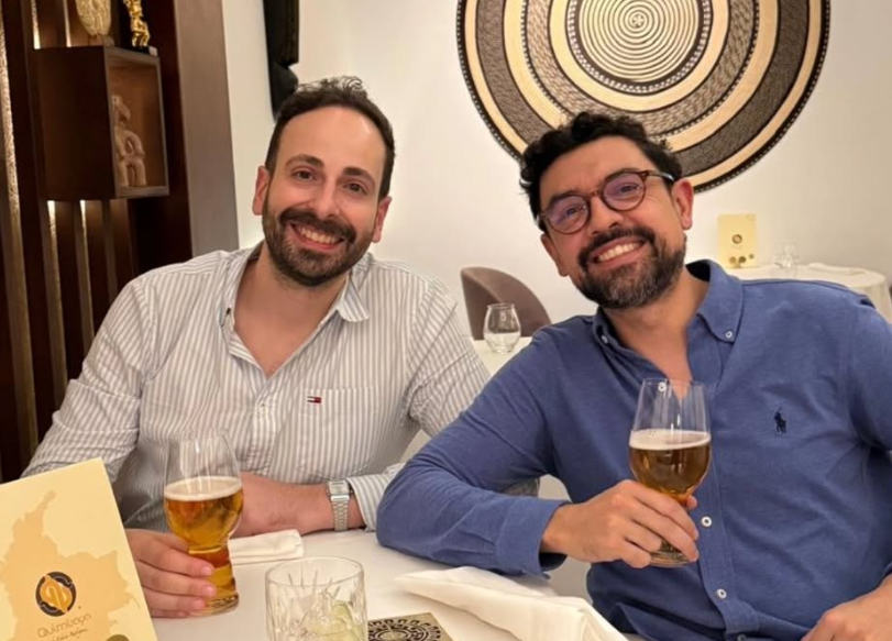 Ismaely y Juangui celebrando en un restaurante